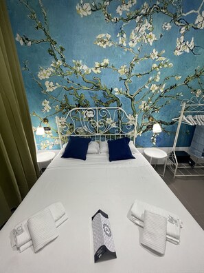 1 غرفة نوم وملاءات للفراش لا تسبب الحساسية وألحفة محشوة بالريش وميني بار