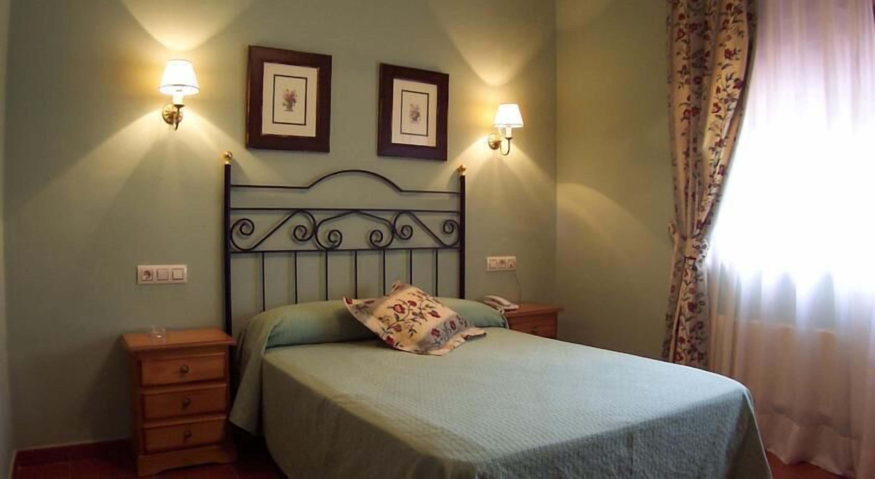 Caja fuerte, cunas (de pago), wifi gratis y ropa de cama