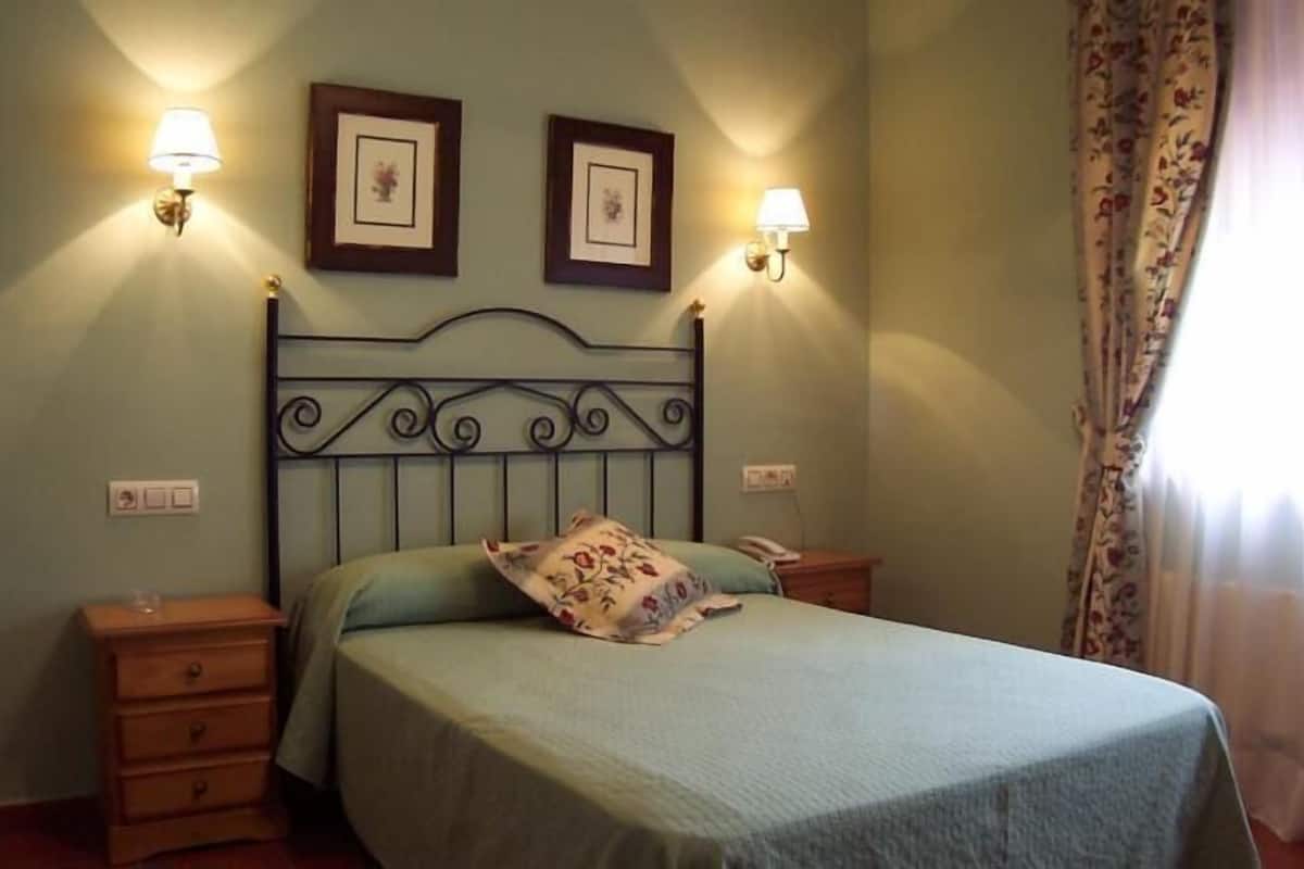 Caja fuerte, cunas (de pago), wifi gratis y ropa de cama