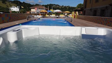 3 piscines a l'aire lliure