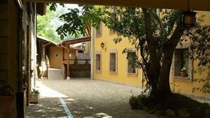 Una estrecha calle adoquinada flanqueada por edificios, algunos con ventanas y puertas visibles.