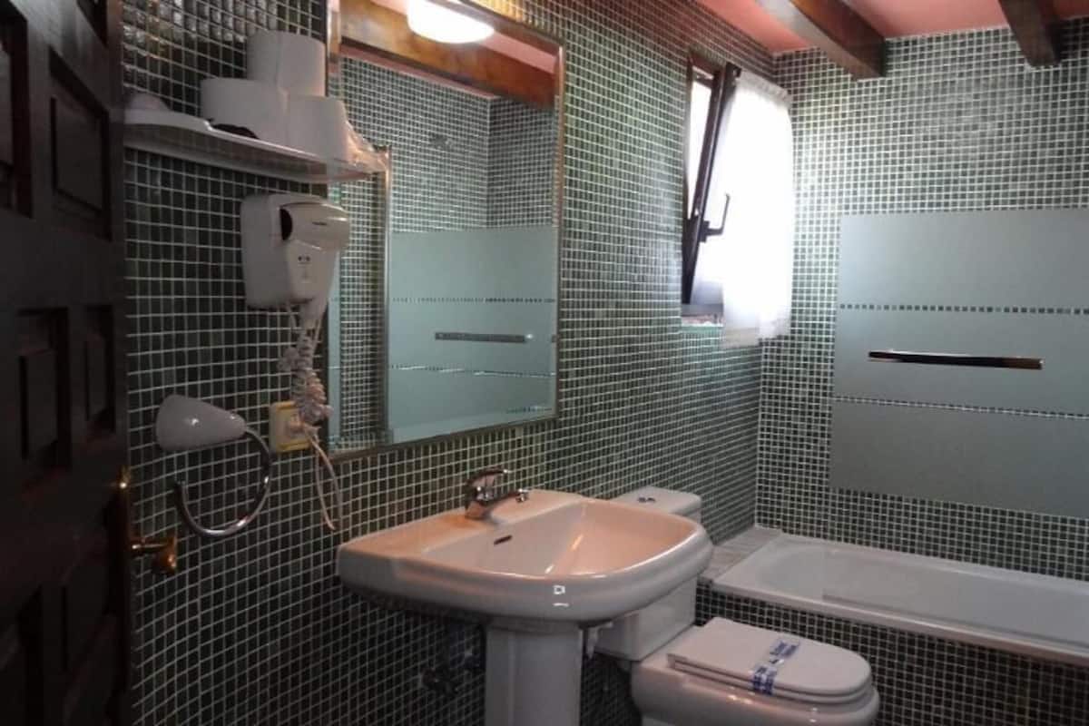 basic twin room | bathroom | hair dryer, towels