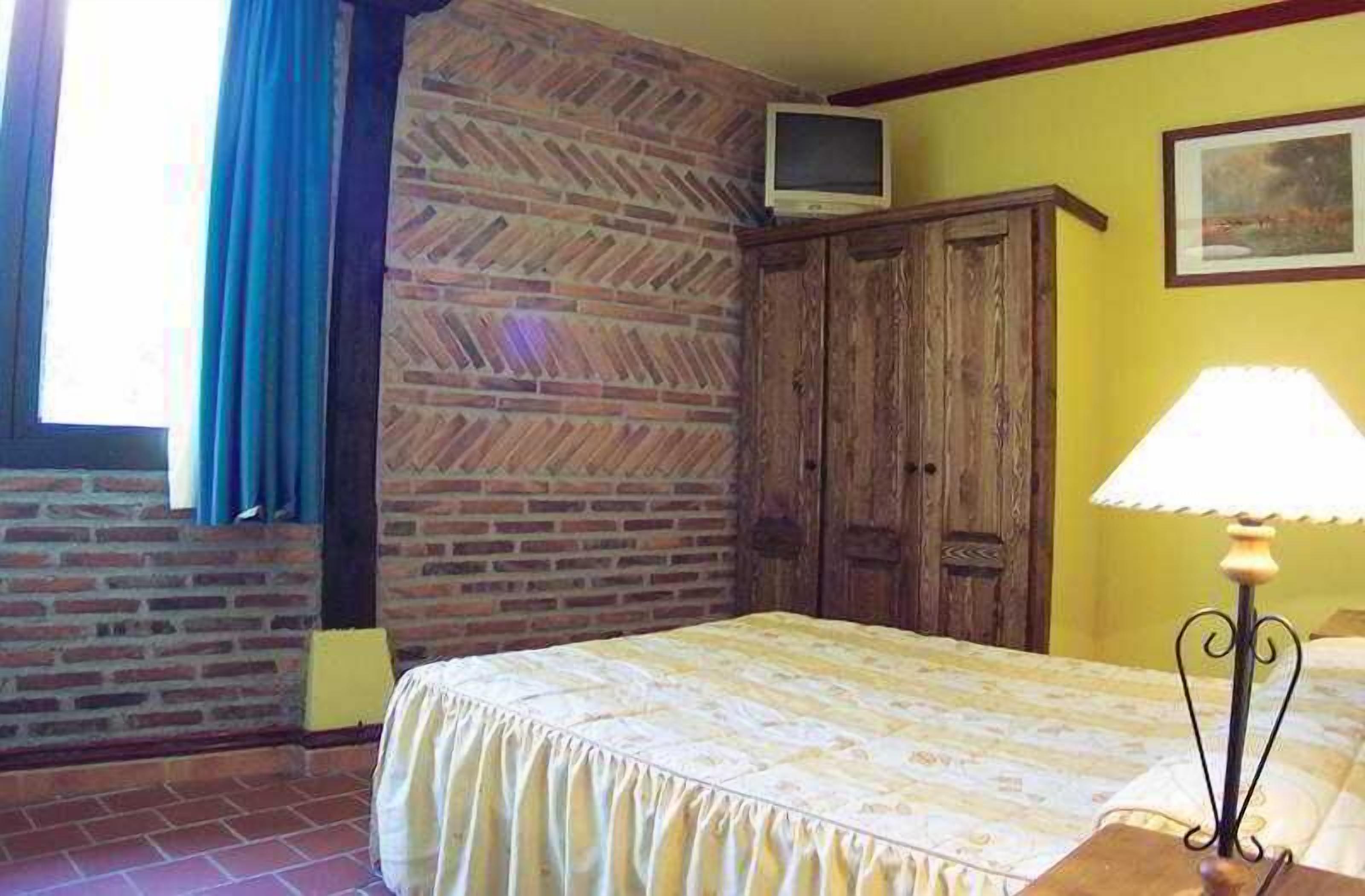 Caja fuerte, cunas (de pago), wifi gratis y ropa de cama