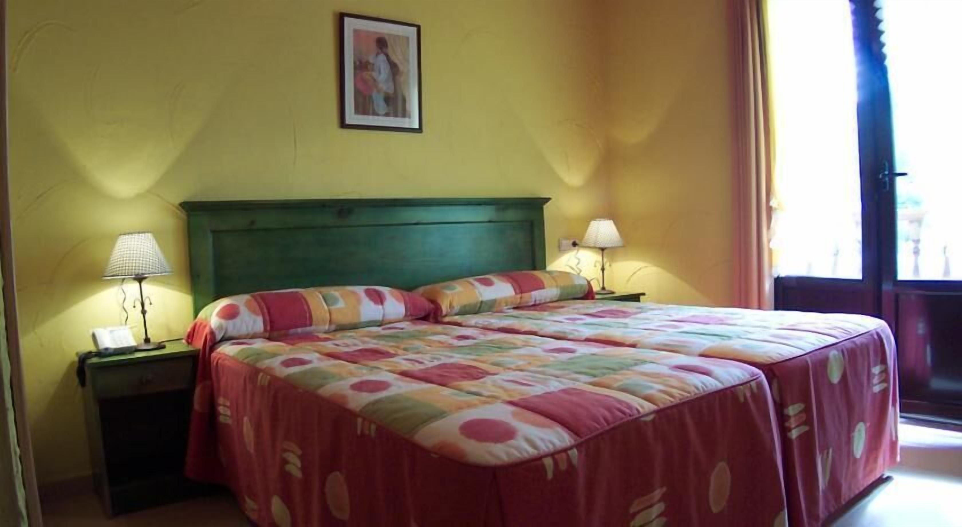 Caja fuerte, cunas (de pago), wifi gratis y ropa de cama