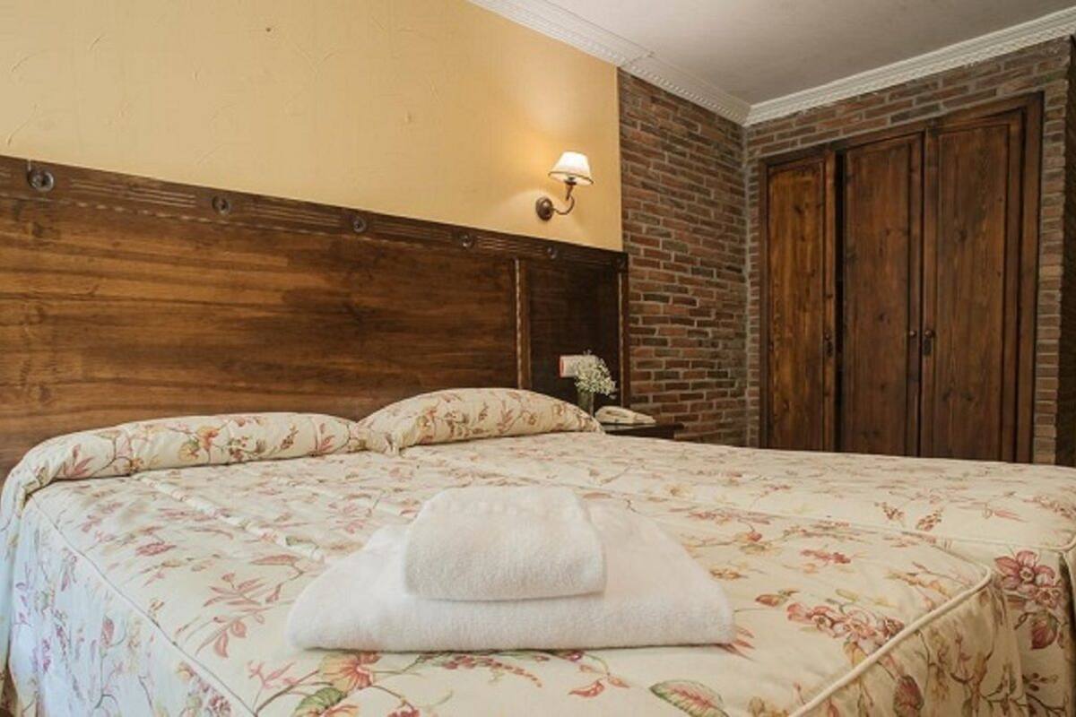 Habitación básica con 2 camas individuales | Caja de seguridad en la habitación, cunas, wifi gratis y ropa de cama