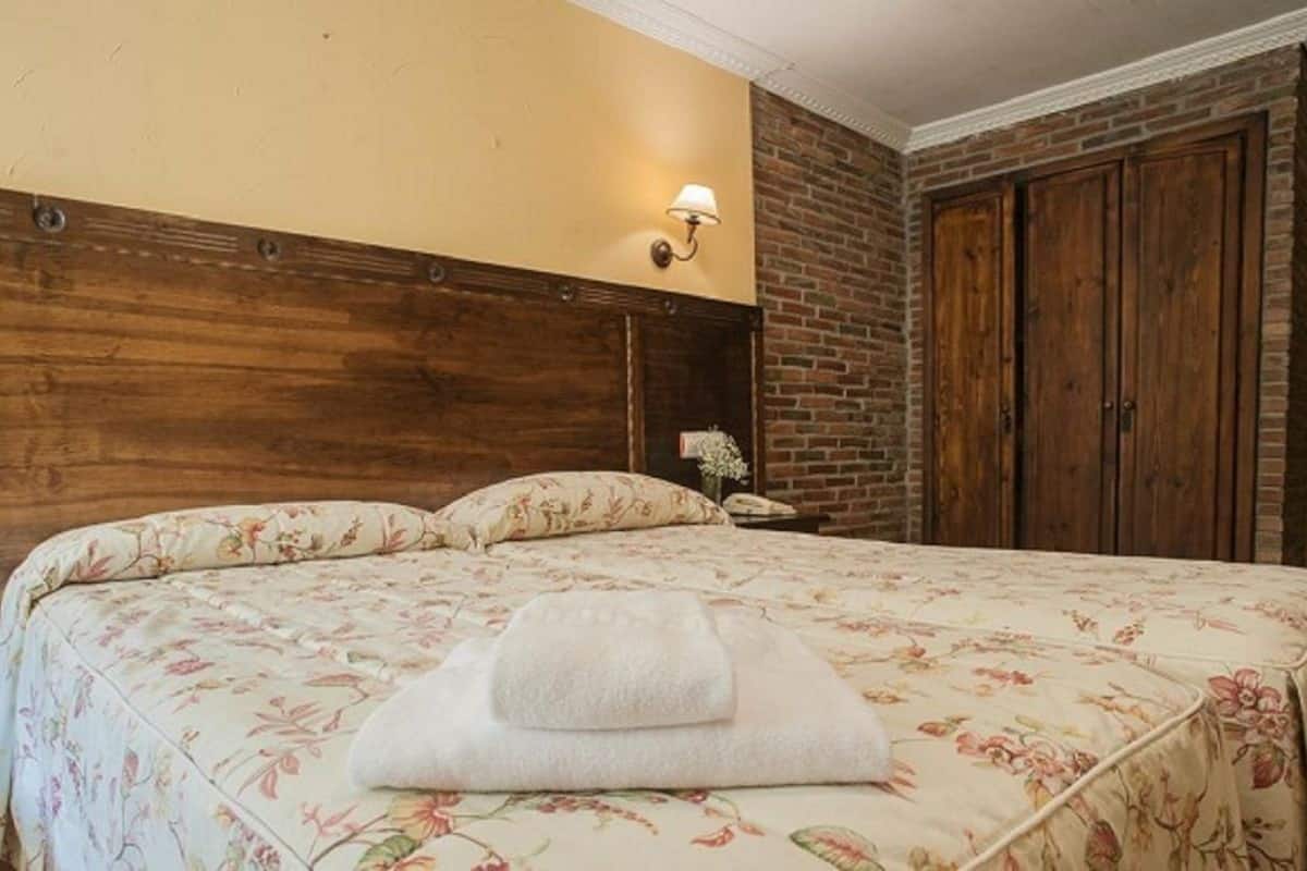 Basic Twin Room | In-room safe, cribs/infant beds, free WiFi, bed sheets