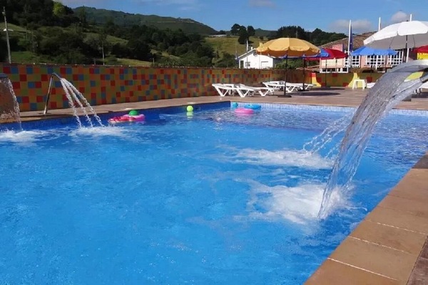 3 outdoor pools