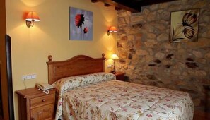 Cofres nos quartos, berços (sobretaxa), Wi-Fi de cortesia, roupa de cama