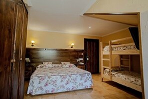 Zimmersafe, Babybetten, kostenloses WLAN, Bettwäsche