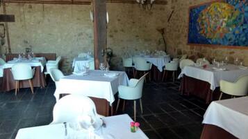 Sarapan dihidangkan, masakan tempatan, tempat makan di kawasan terbuka