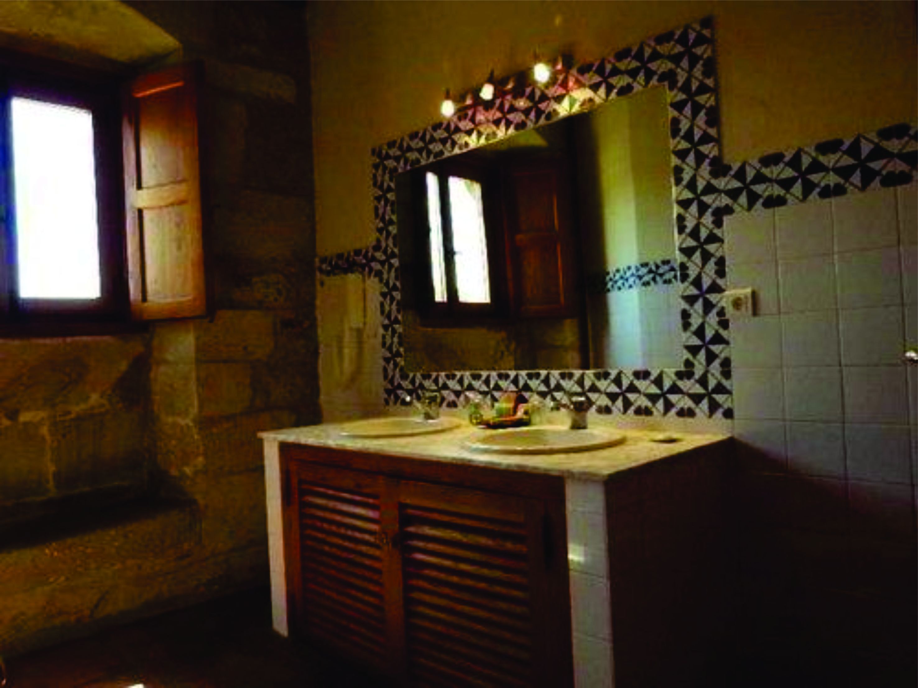 combined shower/bathtub, free toiletries, hair dryer, bidet