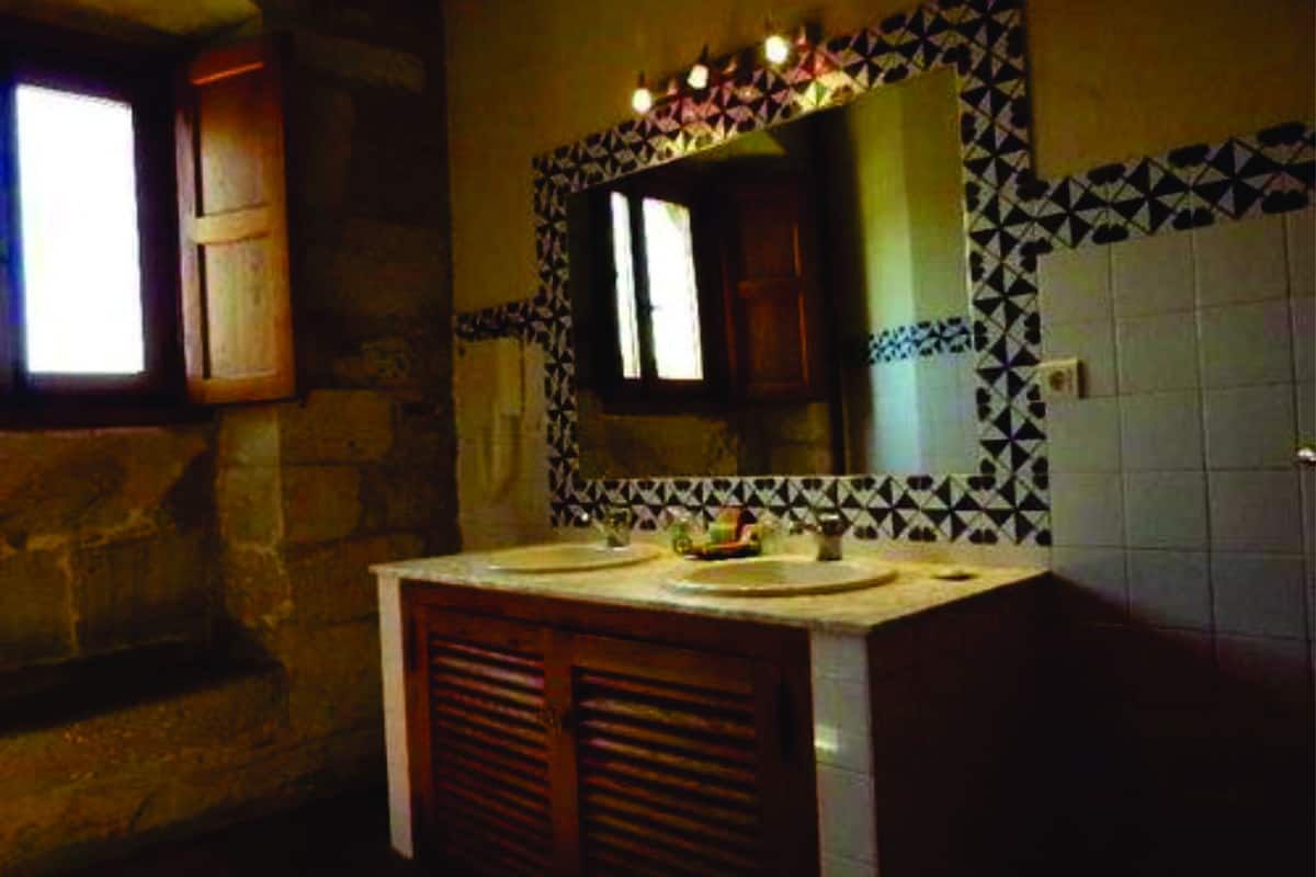 combined shower/bathtub, free toiletries, hair dryer, bidet