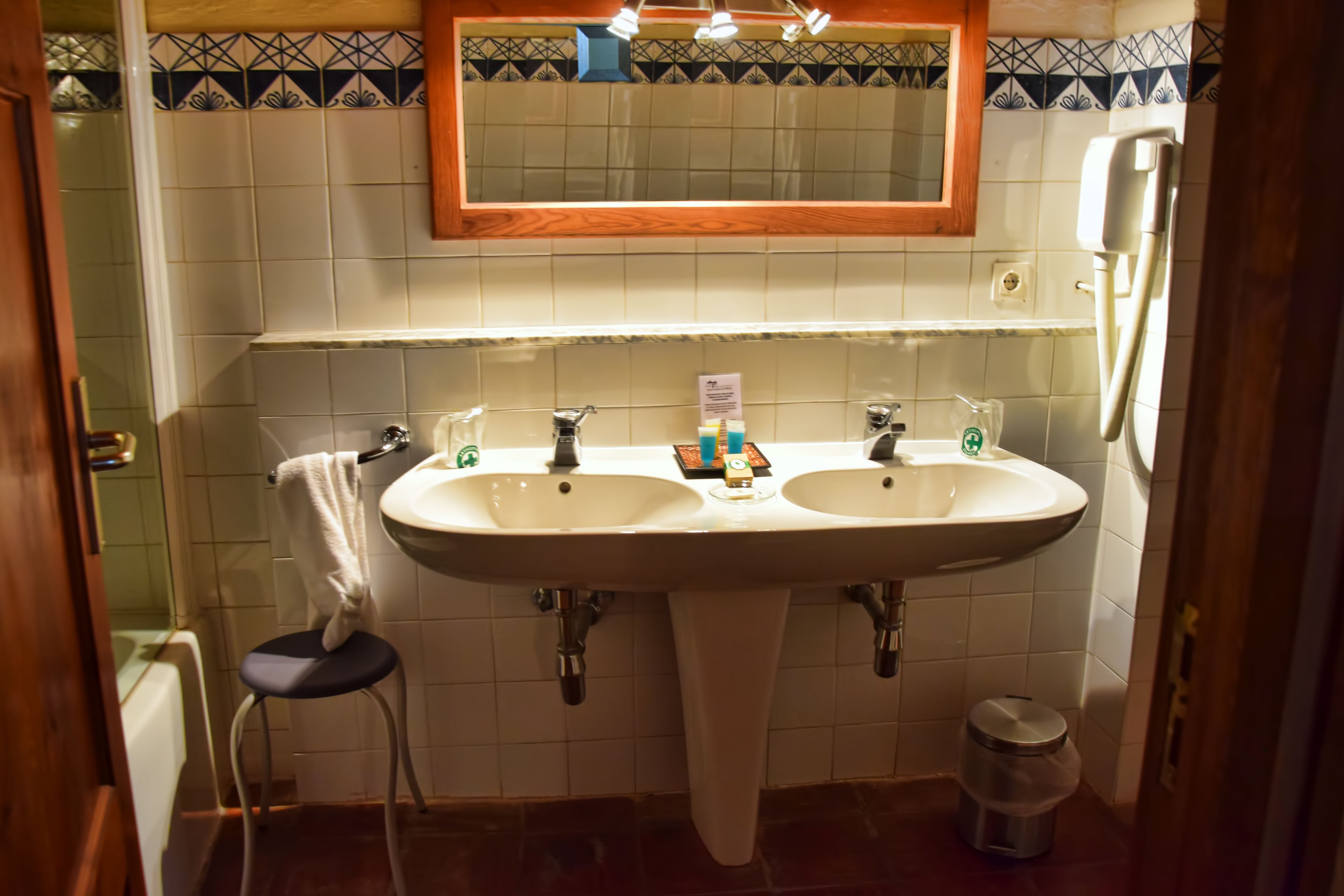 combined shower/bathtub, free toiletries, hair dryer, bidet