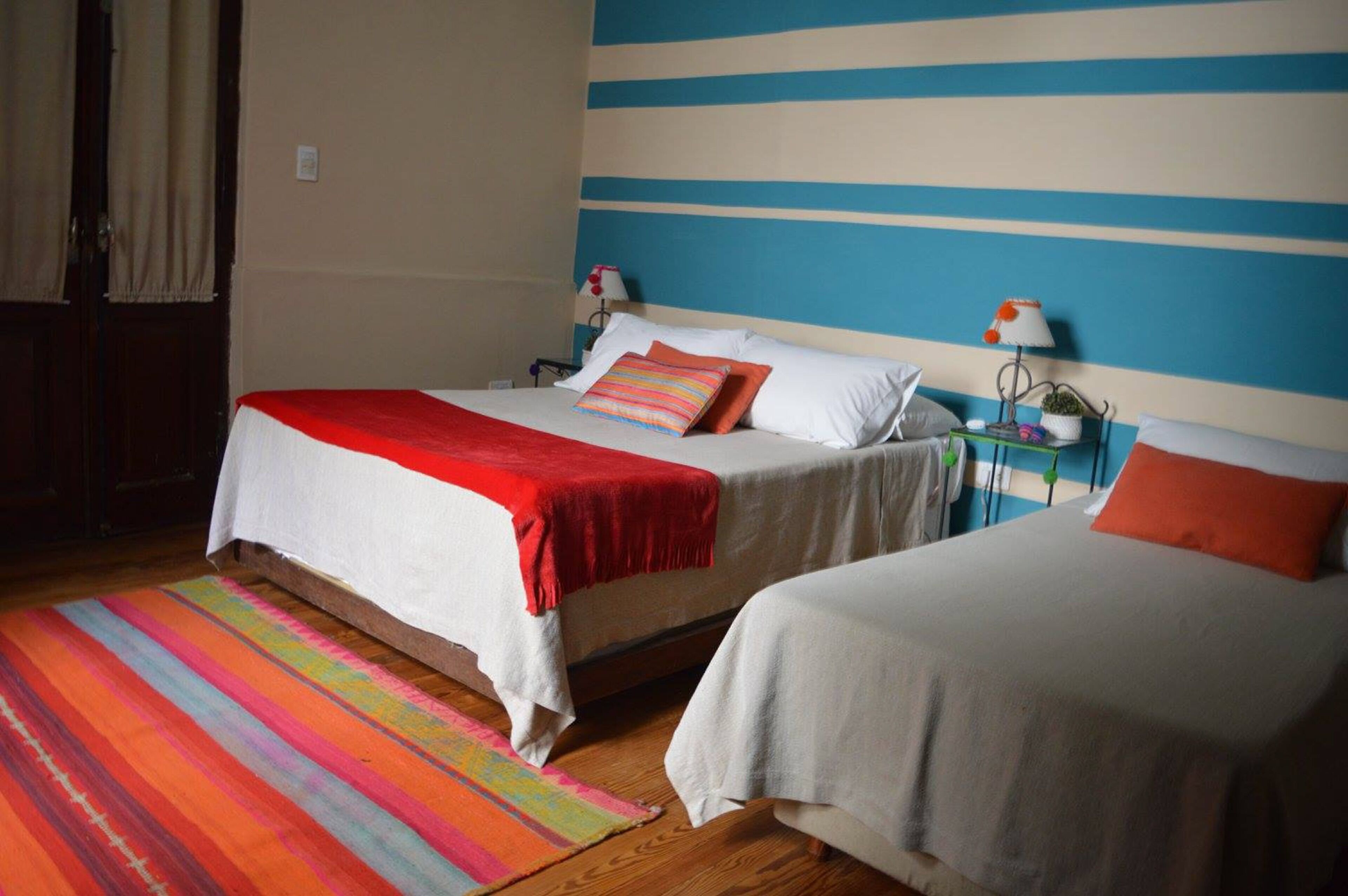 각각 다른 스타일의 인테리어, 각각 다르게 가구 비치, 책상, 암막 커튼