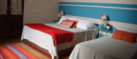 각각 다른 스타일의 인테리어, 각각 다르게 가구 비치, 책상, 암막 커튼