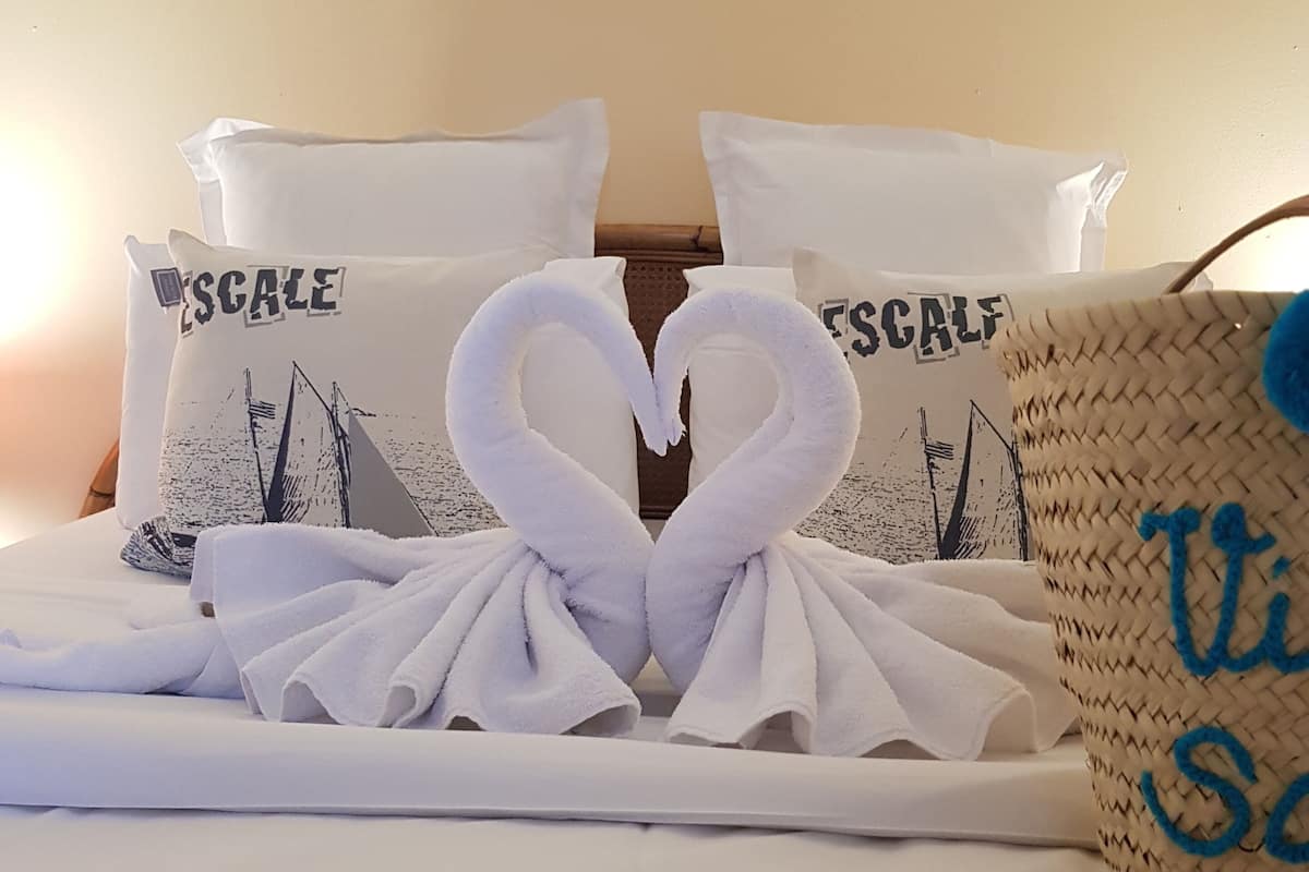 Chambre Confort Triple | Minibar, in-room safe, iron/ironing board, free WiFi
