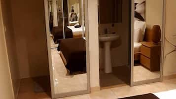 Chambre Familiale, 2 chambres | Salle de bain