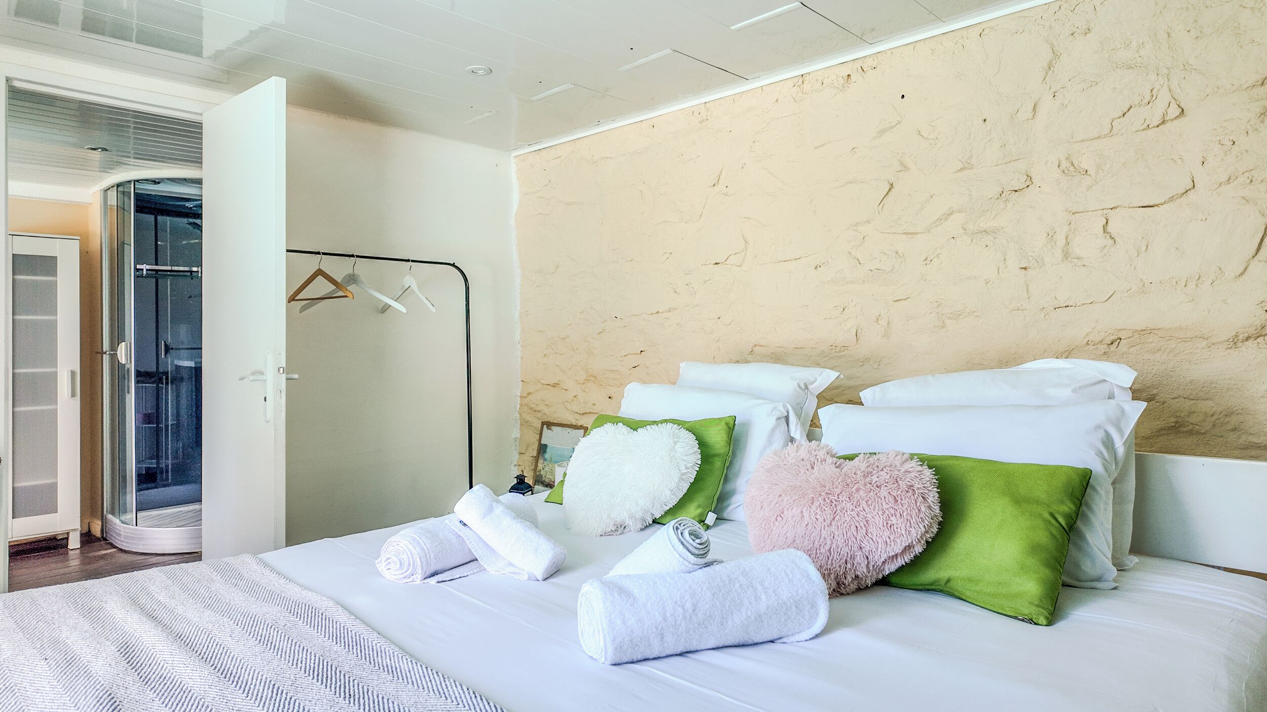 Minibar, in-room safe, iron/ironing board, free WiFi