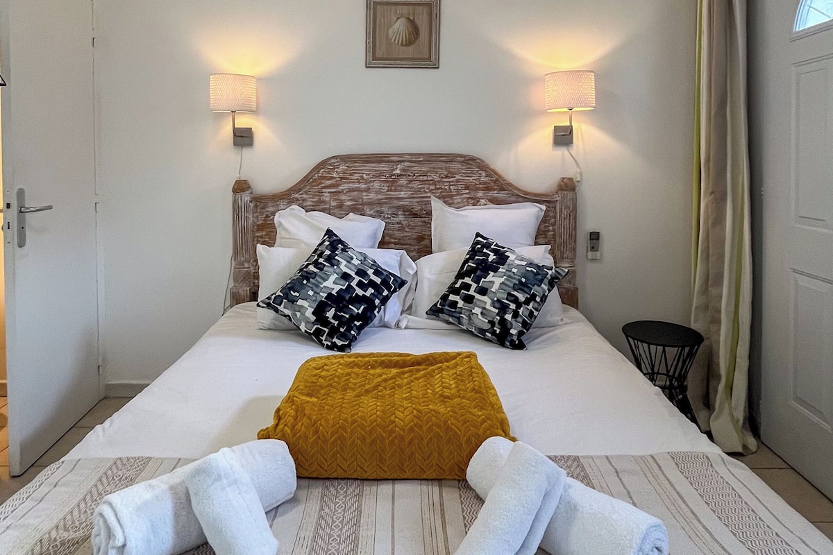 Minibar, in-room safe, iron/ironing board, free WiFi