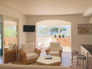 Luxury Apartment, Kitchen, Sea View | Minibar, in-room safe, iron/ironing board, free WiFi - Hôtel Villa Maya – Golfe de Saint-Tropez (Gassin)