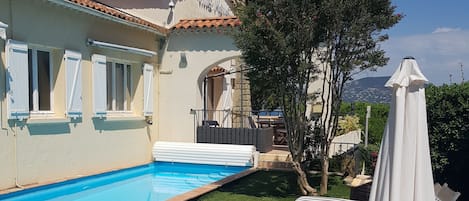 2 piscinas externas, funciona das 7h30 às 23h, guarda-sóis