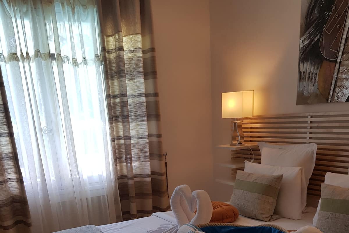 Comfort Room, Garden View, Ground Floor | Minibar, in-room safe, iron/ironing board, free WiFi