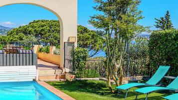 2 albercas al aire libre, sombrillas en la alberca y camastros