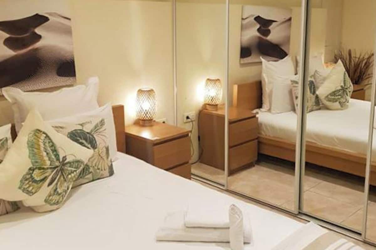 Minibar, coffres-forts dans les chambres, fer et planche à repasser