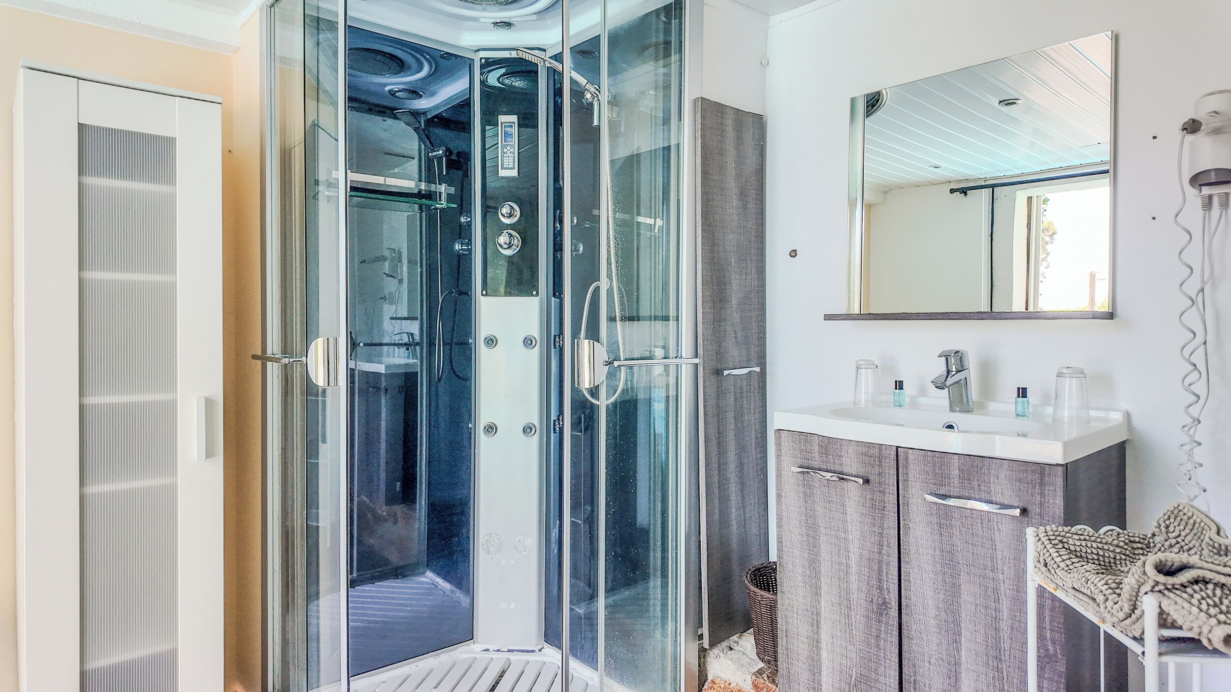 Chambre Confort, vue mer | Phòng tắm | Đồ dùng nhà tắm miễn phí, máy sấy tóc, khăn tắm, xà phòng 
