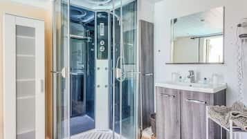Chambre Confort, vue mer | Phòng tắm | Đồ dùng nhà tắm miễn phí, máy sấy tóc, khăn tắm, xà phòng