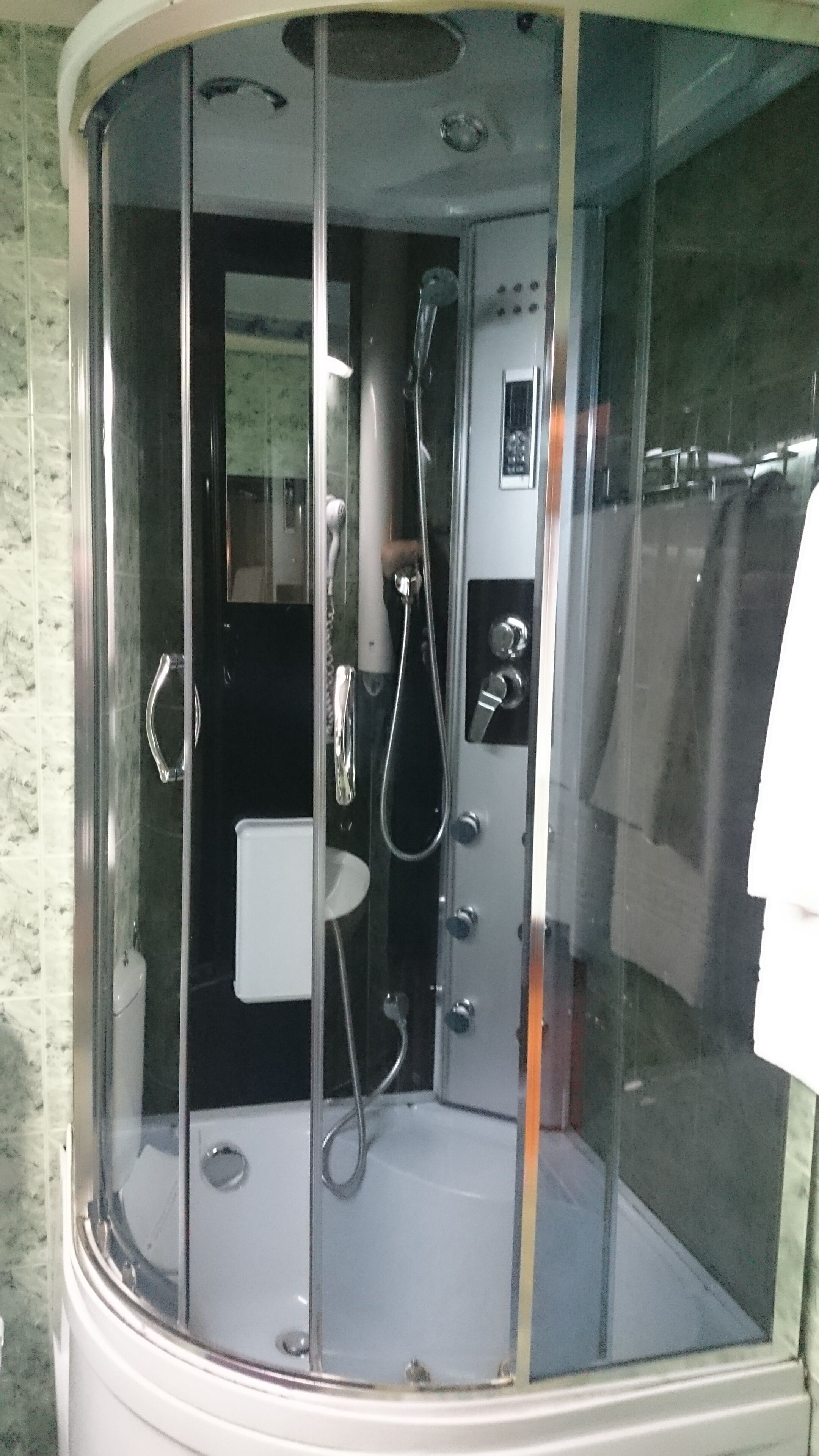 shower, hydromassage showerhead, free toiletries, hair dryer