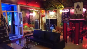 Un rincón tranquilo con sofá, una mesita de cristal y una fuente decorativa.