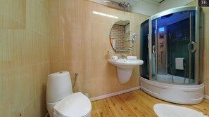 2 bedrooms, down duvets, memory-foam beds, minibar - Rimini Club (Shumen)