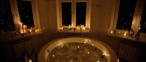 Suite | Bathroom | Free toiletries, hair dryer, bathrobes, slippers