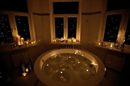 Artículos de tocador gratuitos, secador de pelo, batas, pantuflas. Dom Aktera