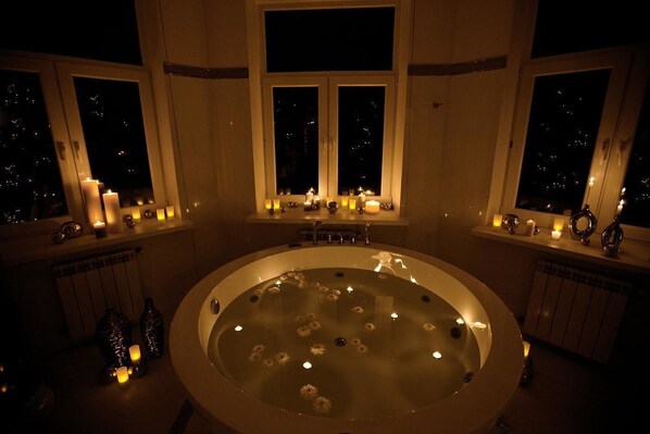 Suite | Baño | Amenidades de baño gratuitas, secadora de cabello, batas, pantuflas