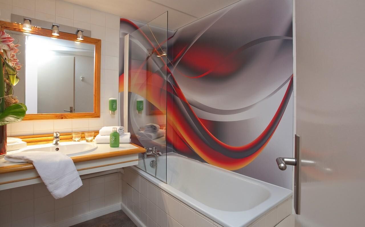 combined shower/bathtub, deep-soaking bathtub, free toiletries