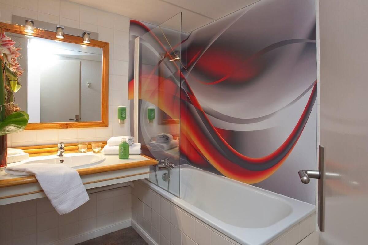 combined shower/bathtub, deep-soaking bathtub, free toiletries