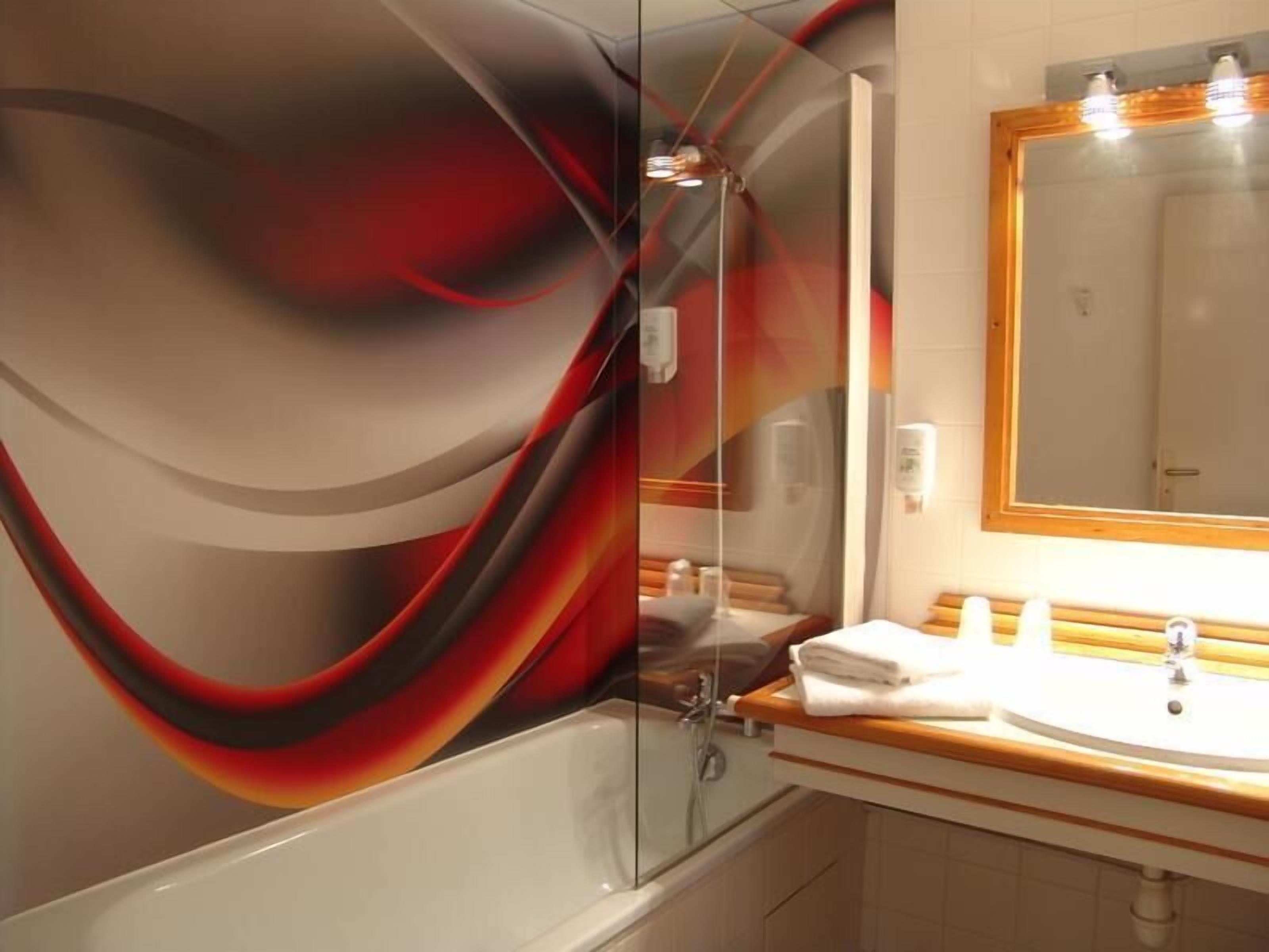 combined shower/bathtub, deep-soaking bathtub, free toiletries