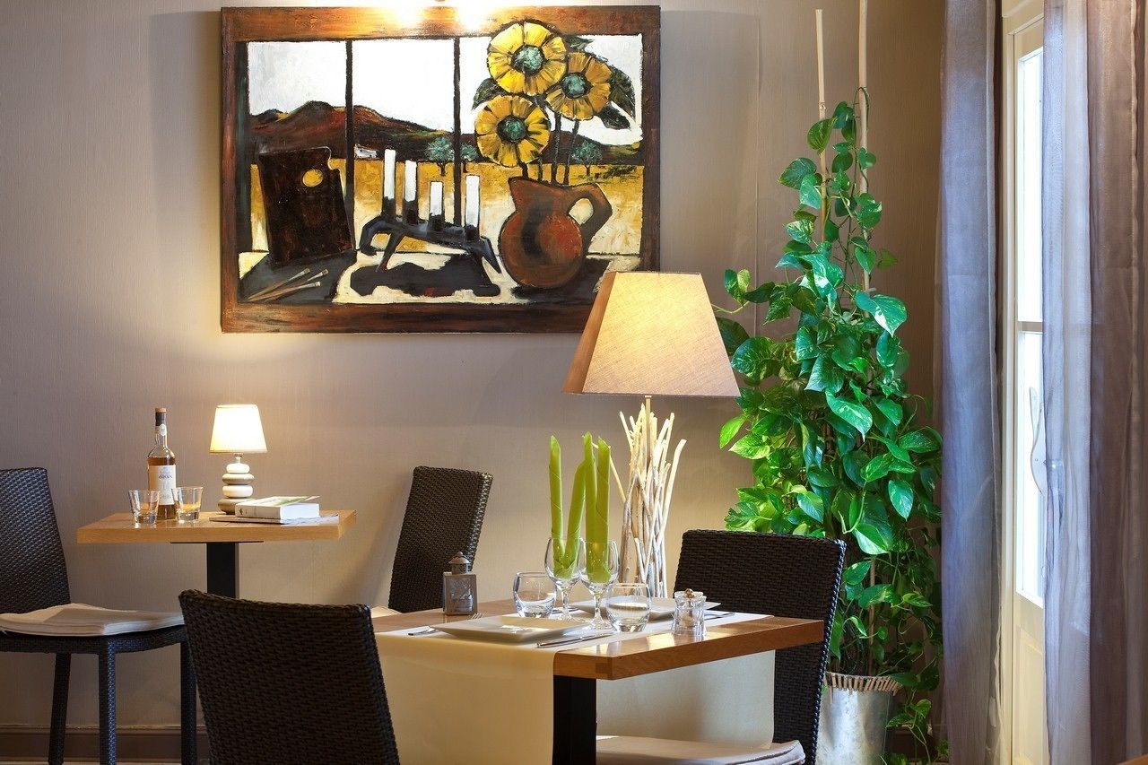 breakfast, lunch, dinner served; pool views