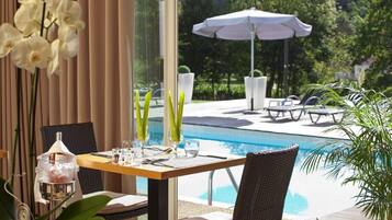 Petit déjeuner, déjeuner et dîner servis sur place, vue sur la piscine