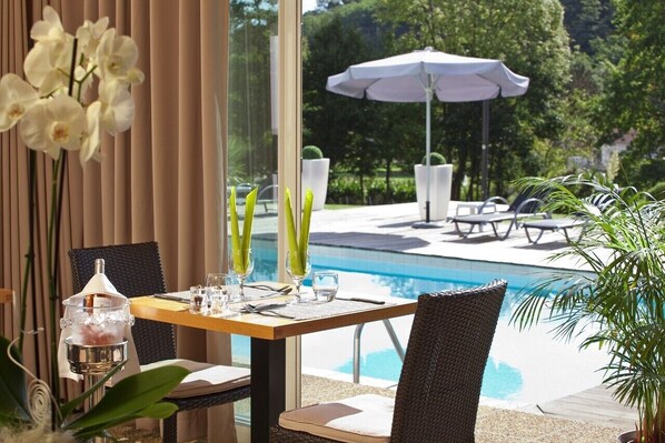 Frühstück, Mittagessen, Abendessen, Blick auf den Pool 