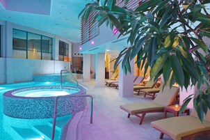 室内游泳池，日光浴躺椅