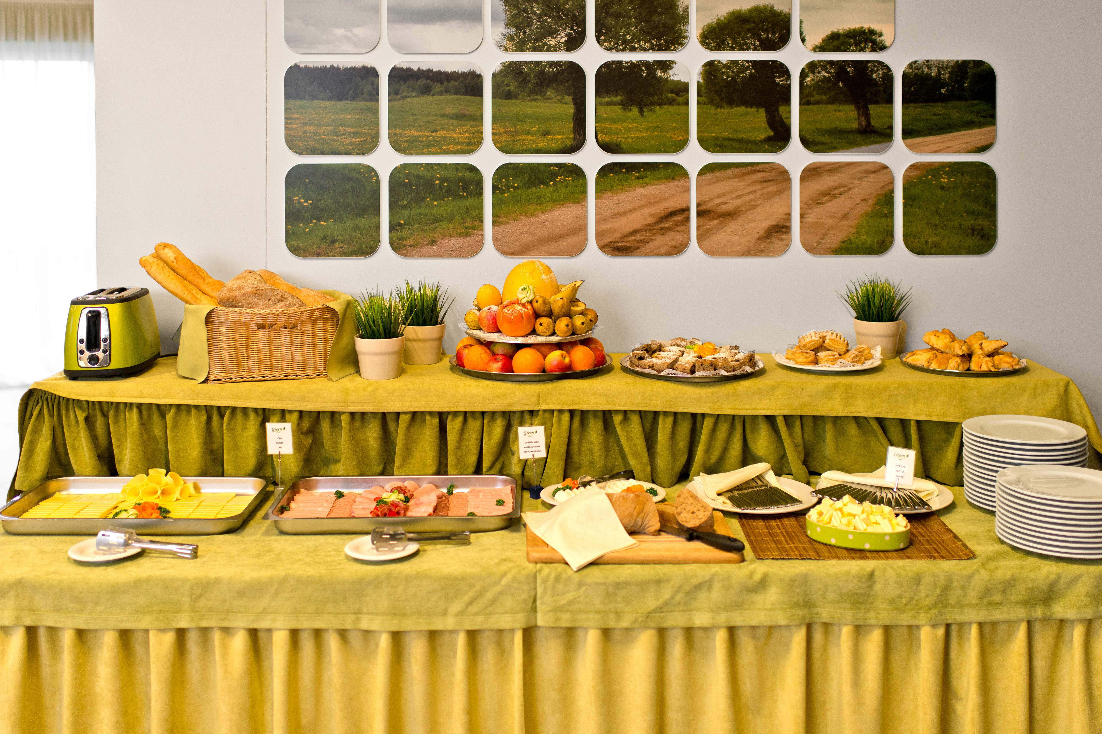 Una mesa de buffet con diferentes alimentos y un tostador.
