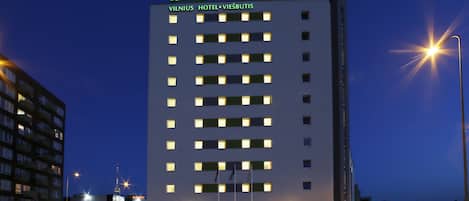 Voorkant accommodatie - avond/nacht