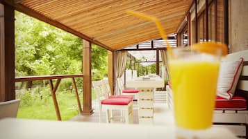 Daily buffet breakfast (BGN 10 per person)