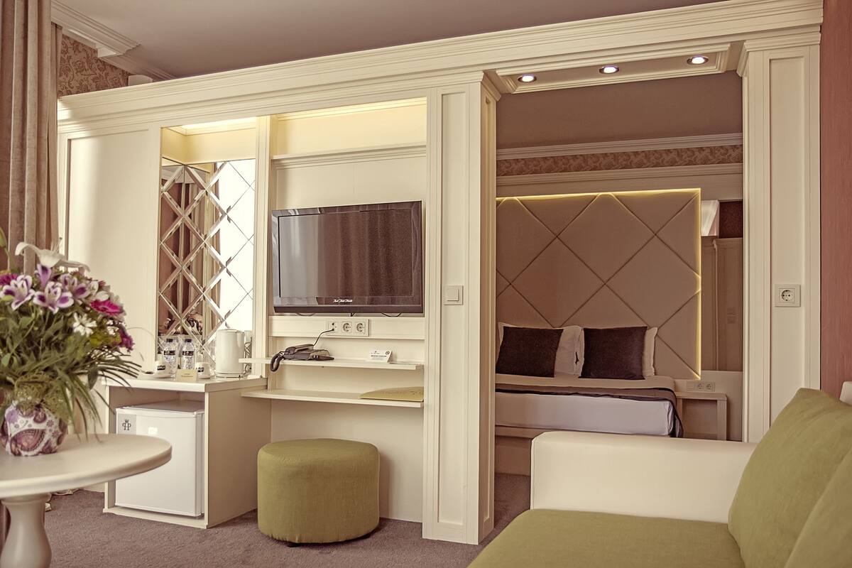 Minibar, escritorio, cortinas blackout y sistema de insonorización 