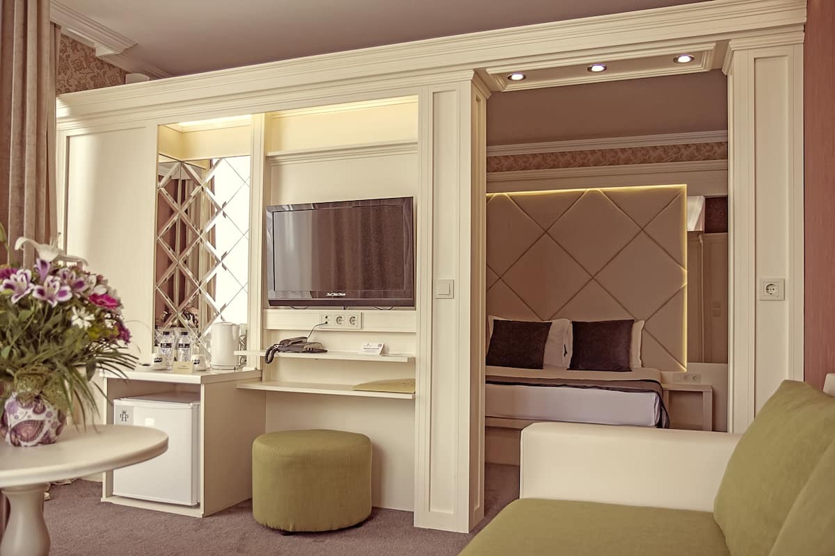 Junior Suite | Minibar, individually decorated, individually furnished, desk