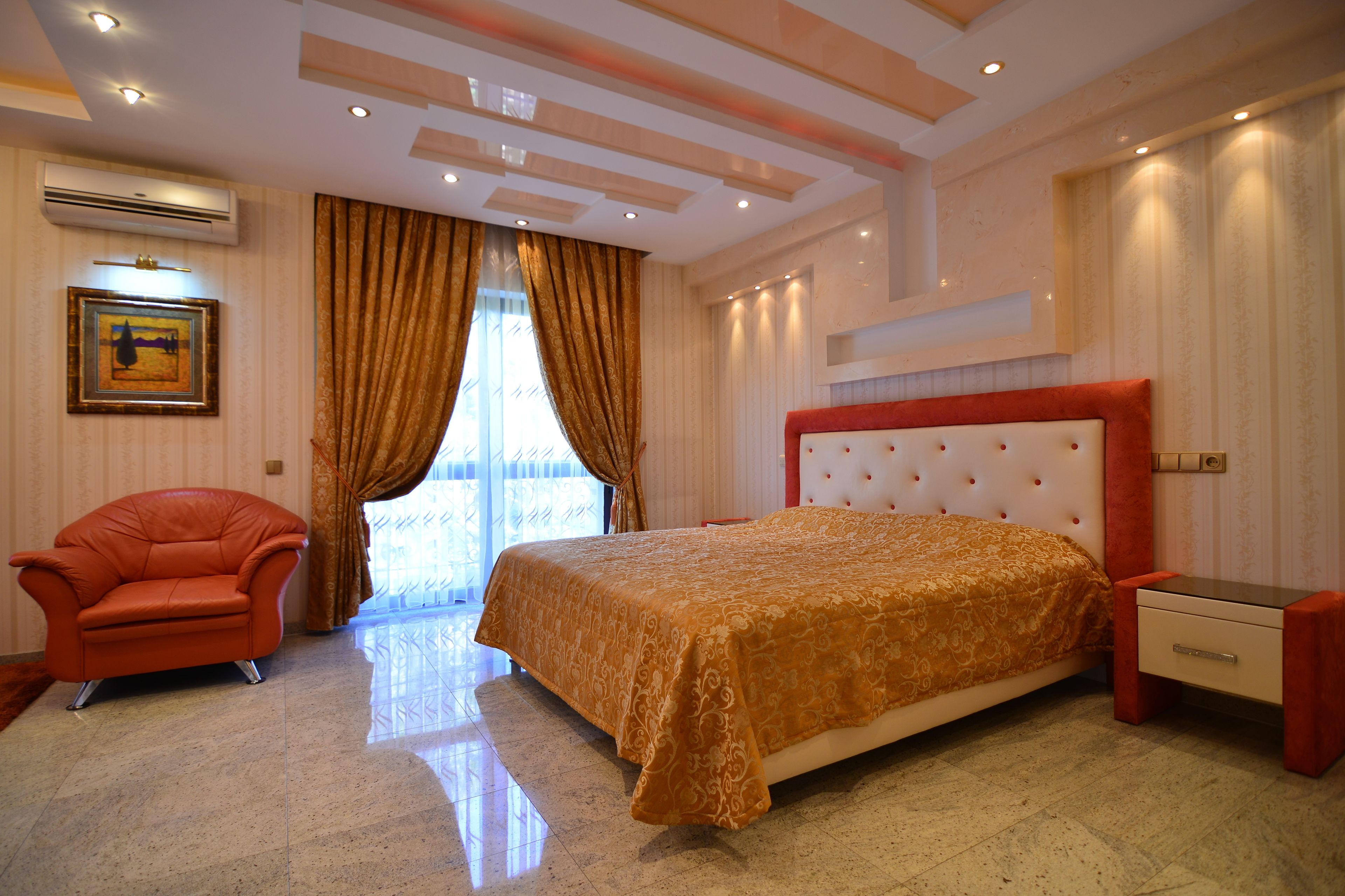 Suite | Minibar, in-room safe, individually decorated, desk