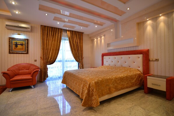 Suite | Minibar, in-room safe, individually decorated, desk